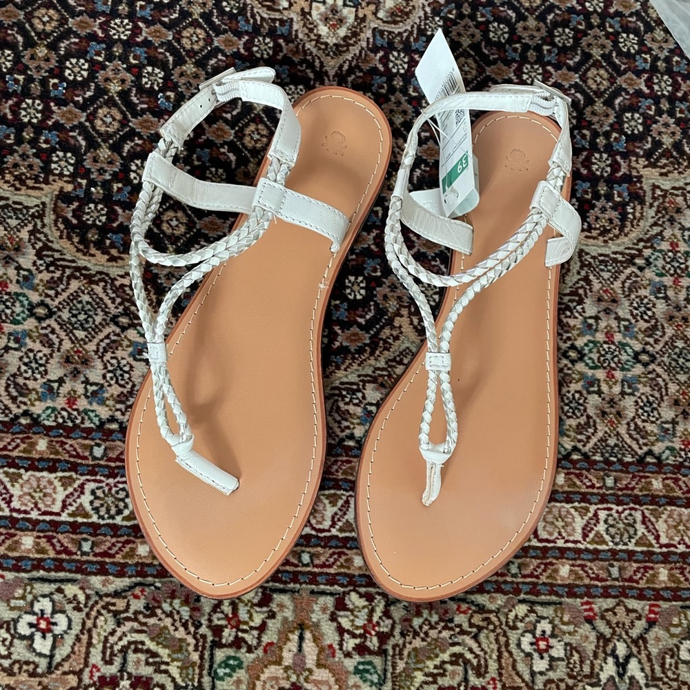 Benetton White Silver Leather Thong Sandals/
Sandalias/Size 39 New with Tags